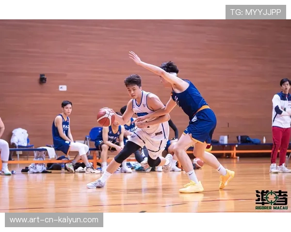 王薪凯助攻分球，北京进攻有序展开：城市篮球的协同旋律