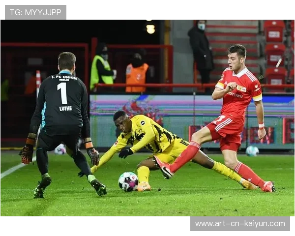 曼联定位球形成机会，拉什福德空中一挑得手